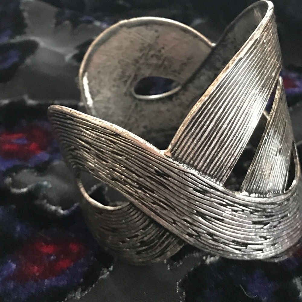 Adjustable Textured Cuff Bracelet - Picture 4 of 5
